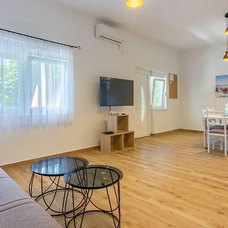Modernes Nur 600 Meter Zum Mit Privater Terrasse, Grill, Waschmaschine Apartamento