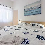 Modernes Nur 600 Meter Zum Mit Privater Terrasse, Grill, Waschmaschine Apartment