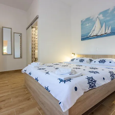 Modernes Nur 600 Meter Zum Mit Privater Terrasse, Grill, Waschmaschine דירה *