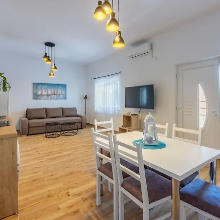 Modernes Nur 600 Meter Zum Mit Privater Terrasse, Grill, Waschmaschine *